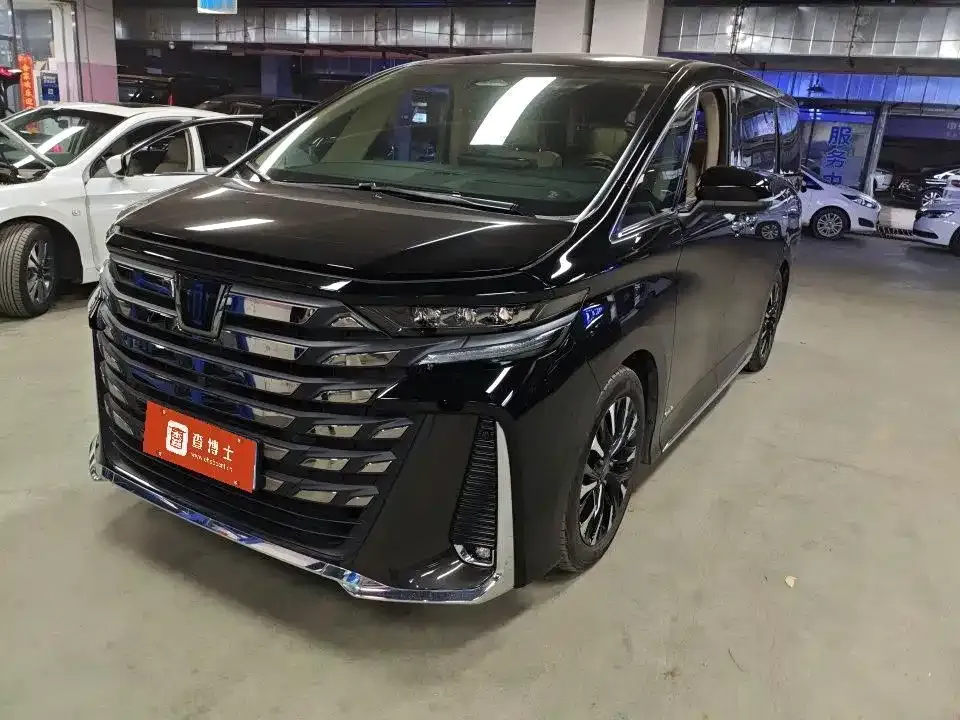 Toyota Vellfire — фото 1