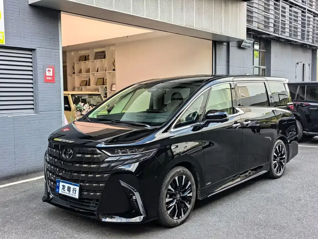 Toyota Alphard — фото 1