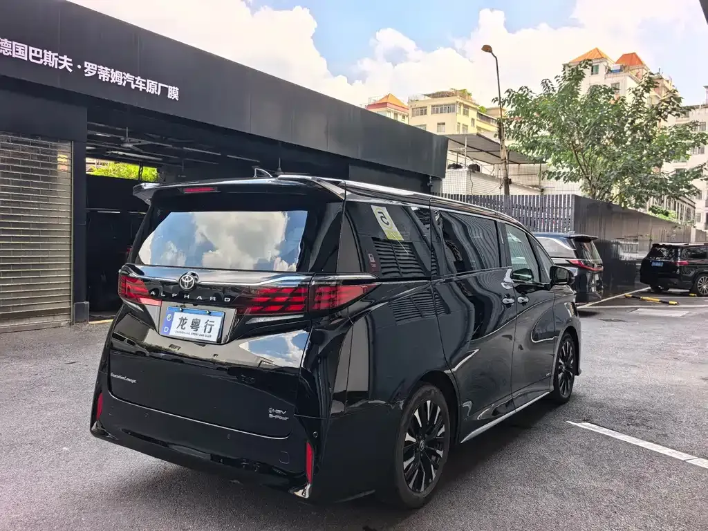 Toyota Alphard — фото 7