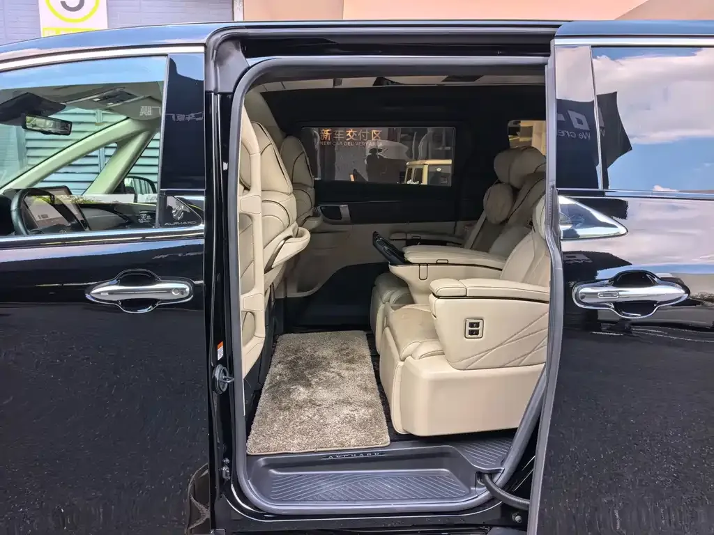 Toyota Alphard — фото 2
