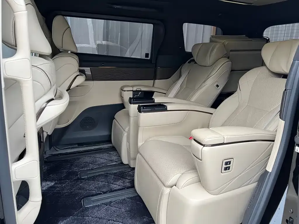 Toyota Vellfire — фото 10