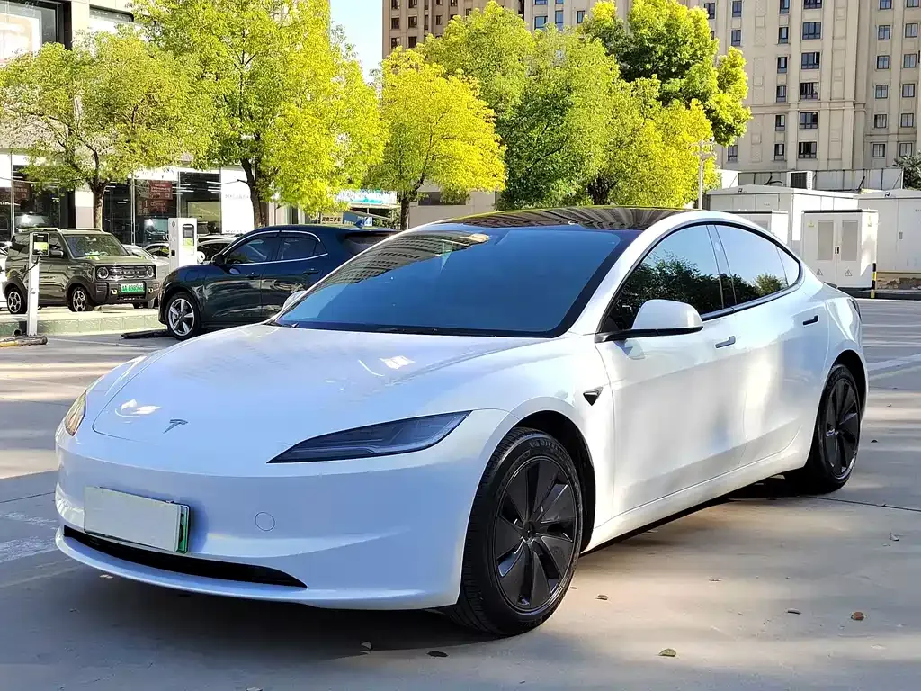Tesla Model 3 — фото 1