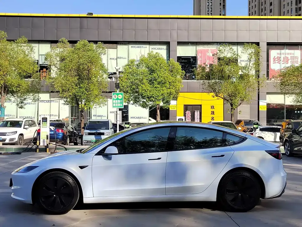 Tesla Model 3 — фото 10