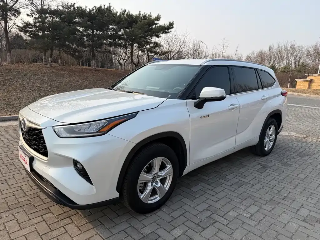 Toyota Highlander — фото 1