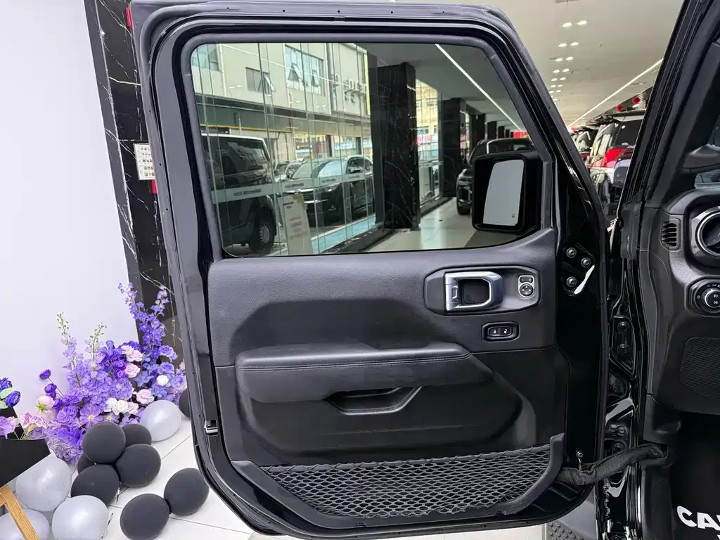Jeep Wrangler — фото 7