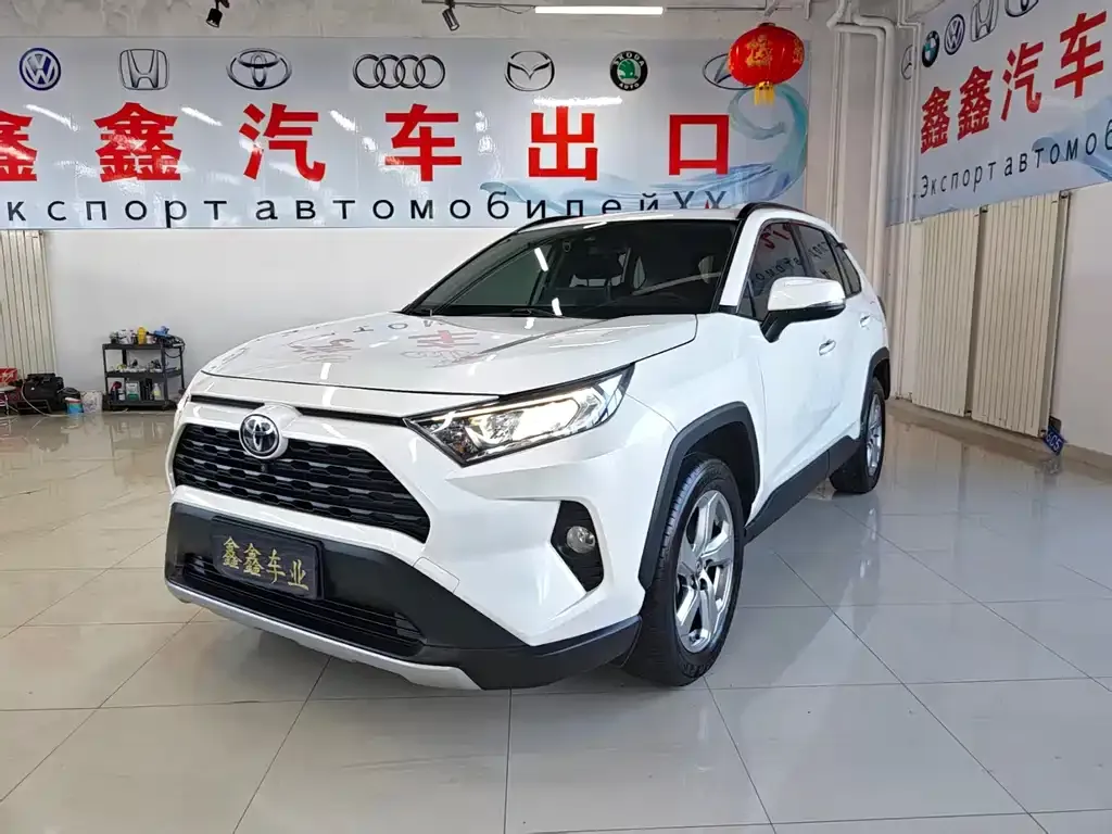 Toyota RAV4 — фото 1