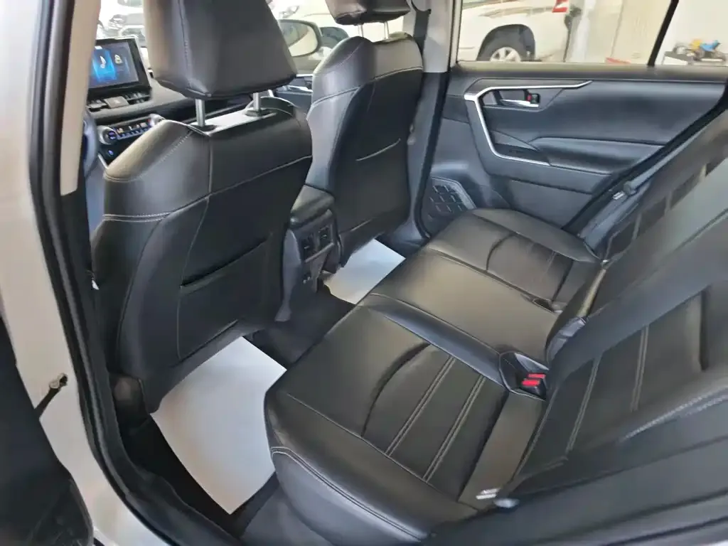 Toyota RAV4 — фото 2