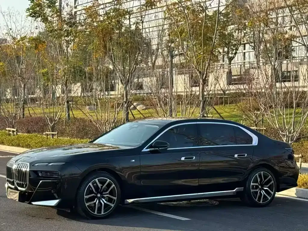 BMW 7 Series — фото 1