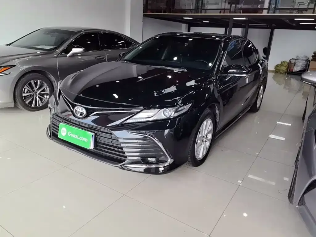 Toyota Camry — фото 1