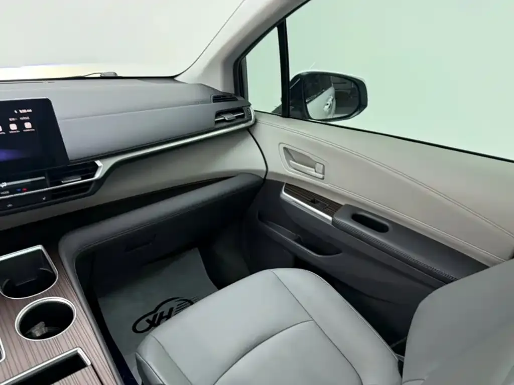 Toyota Granvia — фото 6