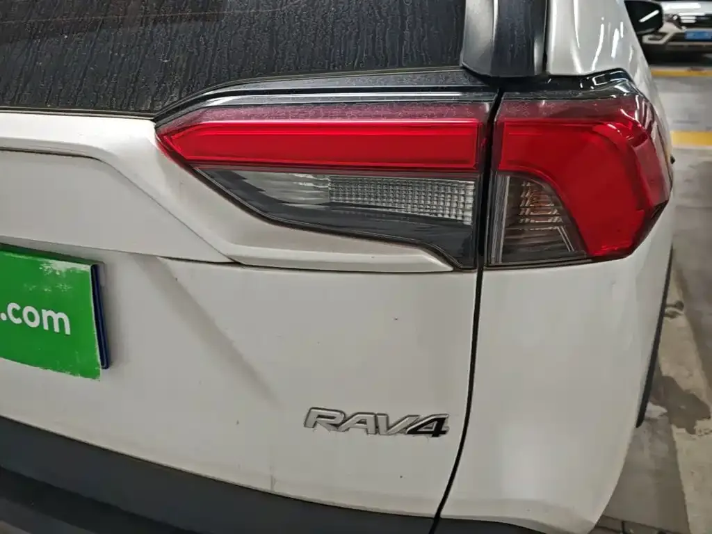 Toyota RAV4 — фото 4