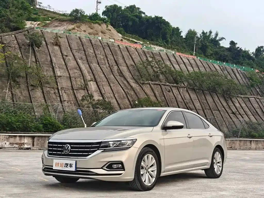 Volkswagen Passat — фото 1