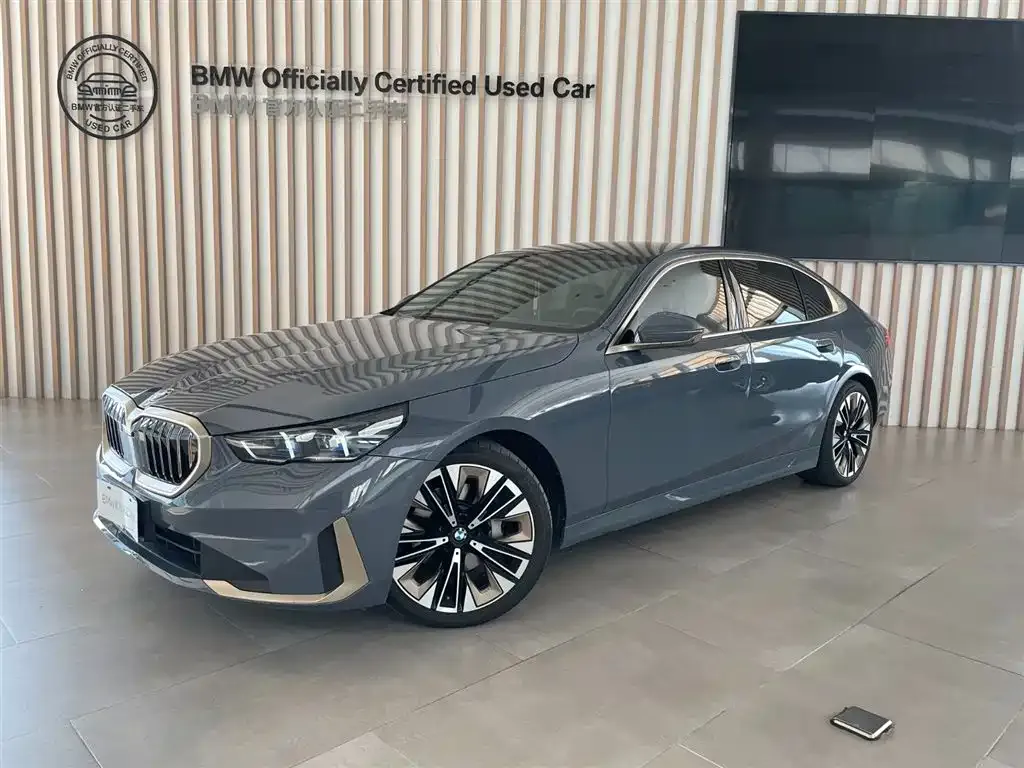 BMW 5 Series — фото 1