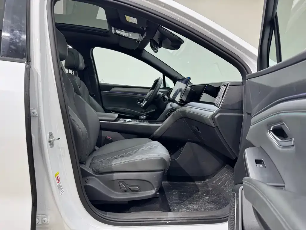 BYD L DM-i — фото 8