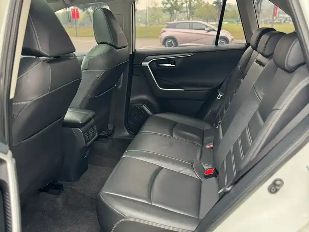 Toyota RAV4 — фото 2