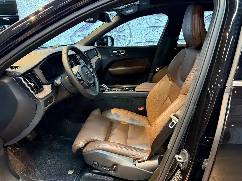 Volvo XC60 — фото 10