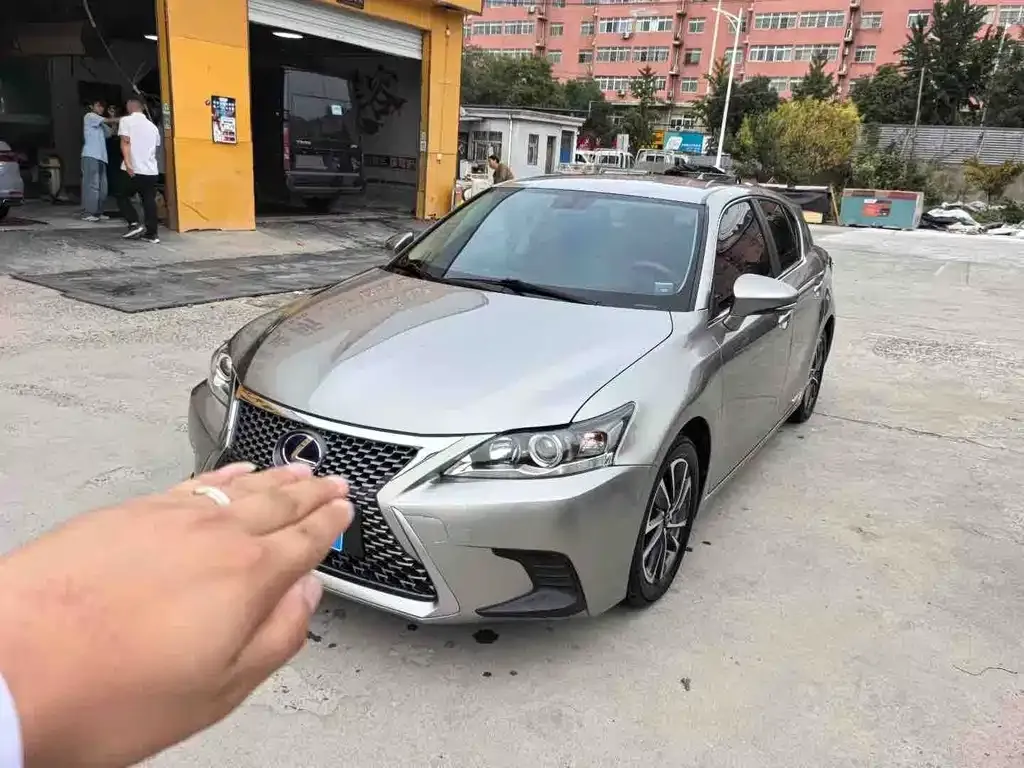 Lexus CT — фото 1