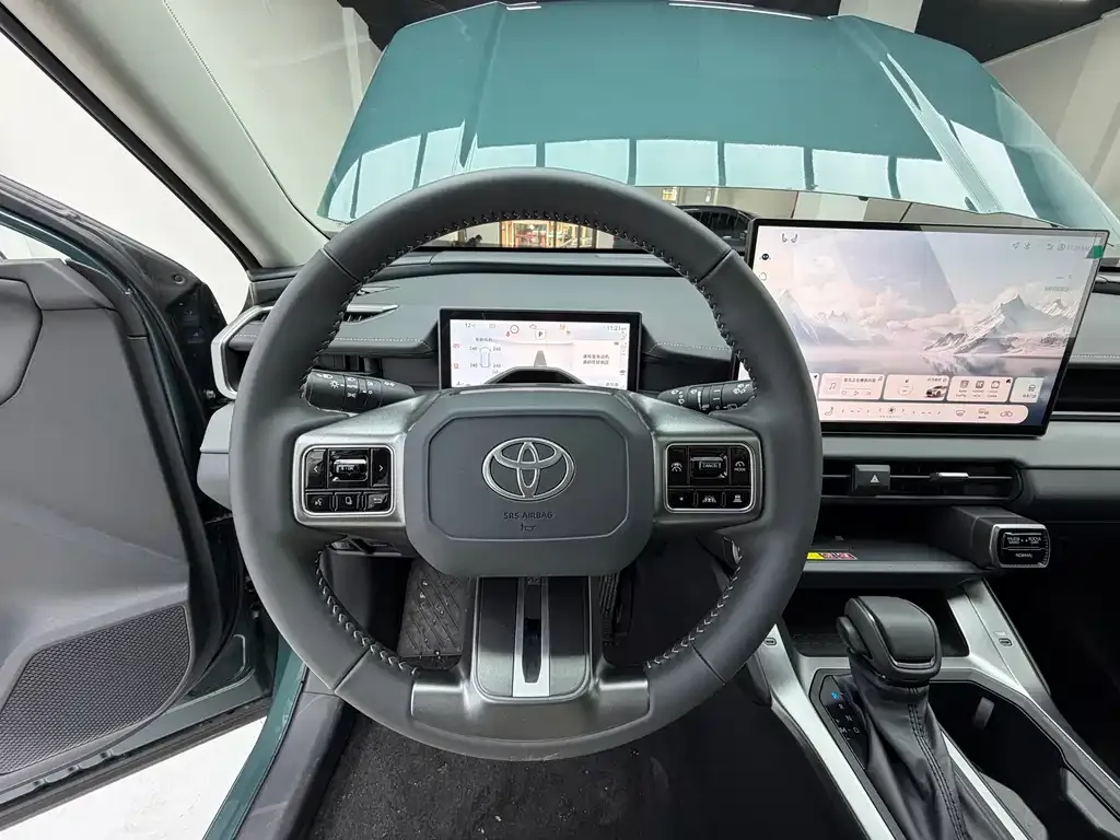 Toyota RAV4 — фото 8