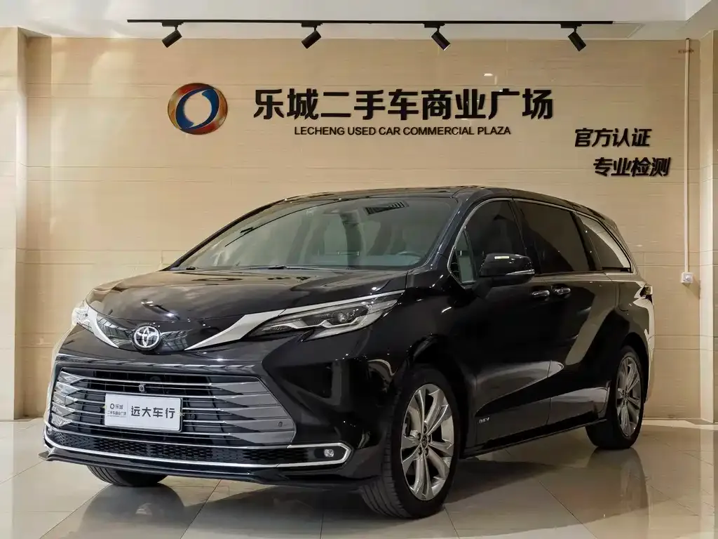 Toyota Sienna — фото 1