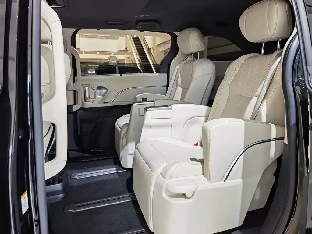 Toyota Sienna — фото 4