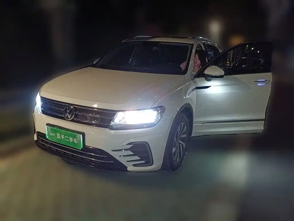 Volkswagen Tiguan L PHEV — фото 1