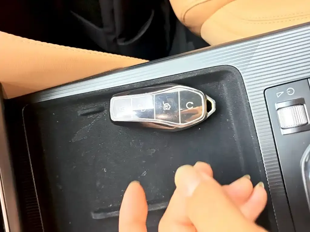 BYD L DM-i — фото 3