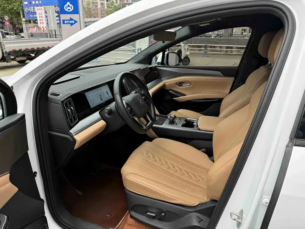 BYD L DM-i — фото 7