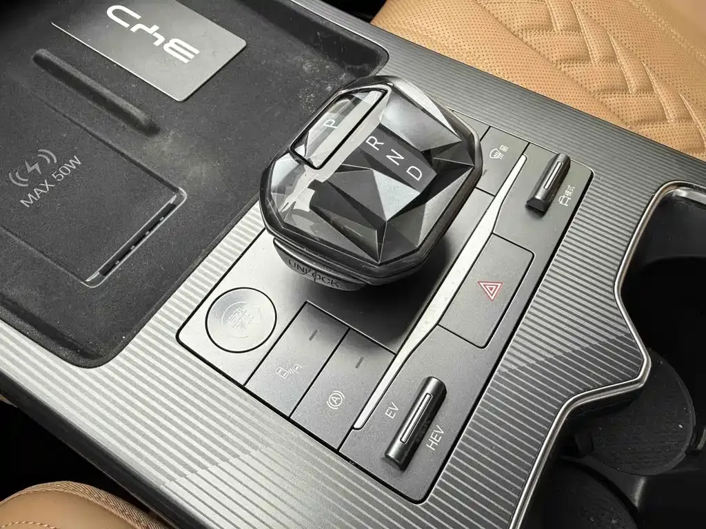 BYD L DM-i — фото 8