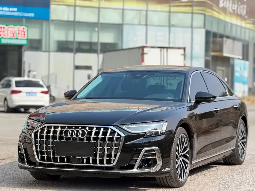 Audi A8 — фото 1