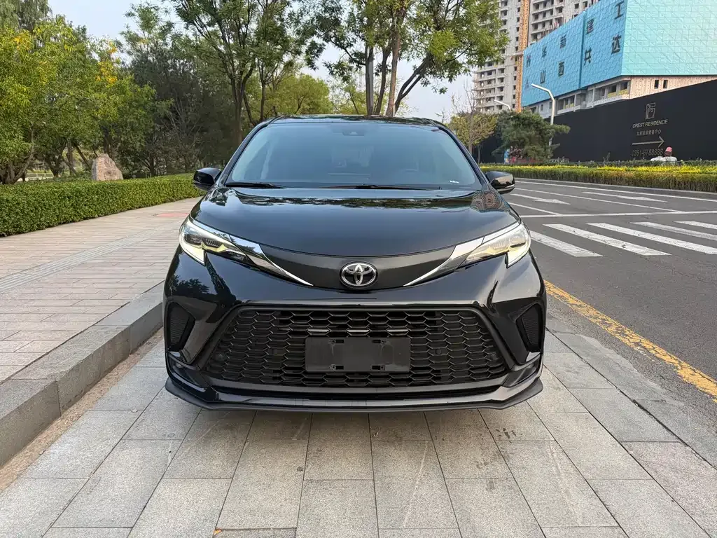 Toyota Granvia — фото 1