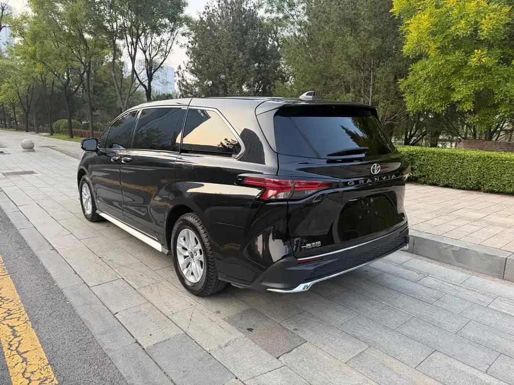 Toyota Granvia — фото 10