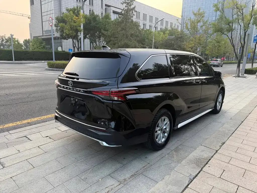 Toyota Granvia — фото 5