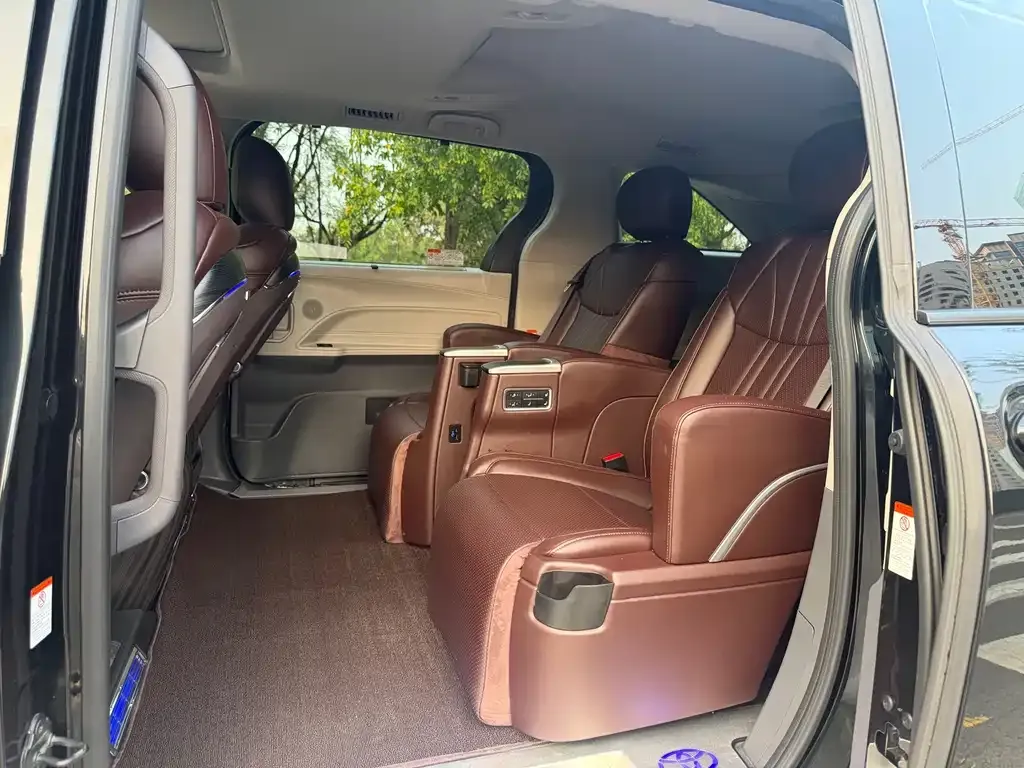 Toyota Granvia — фото 2