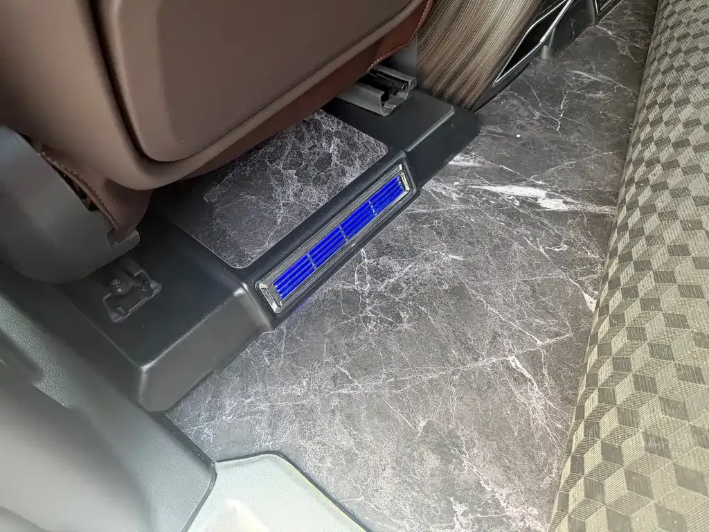 Toyota Granvia — фото 9