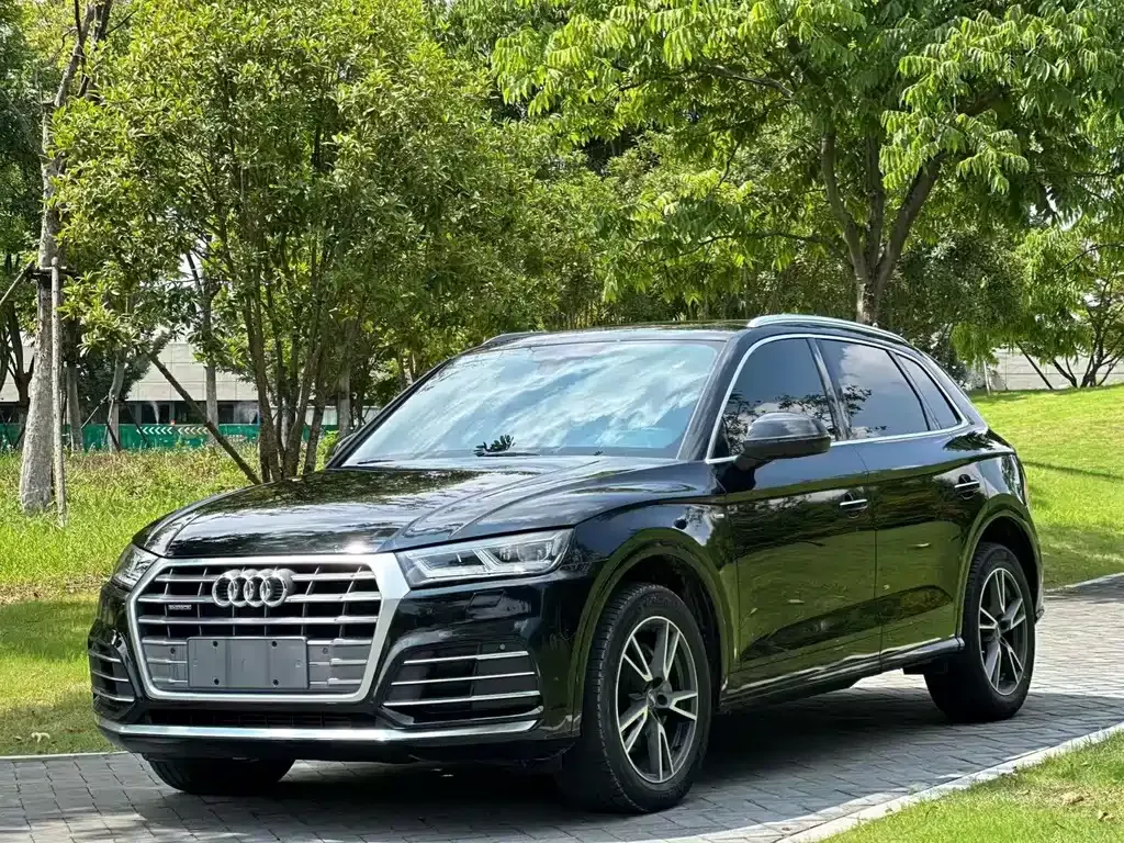 Audi Q5L — фото 1