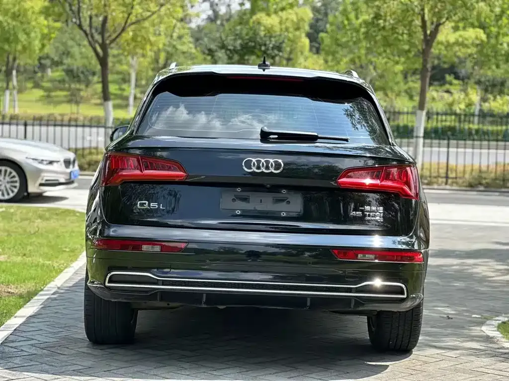 Audi Q5L — фото 5