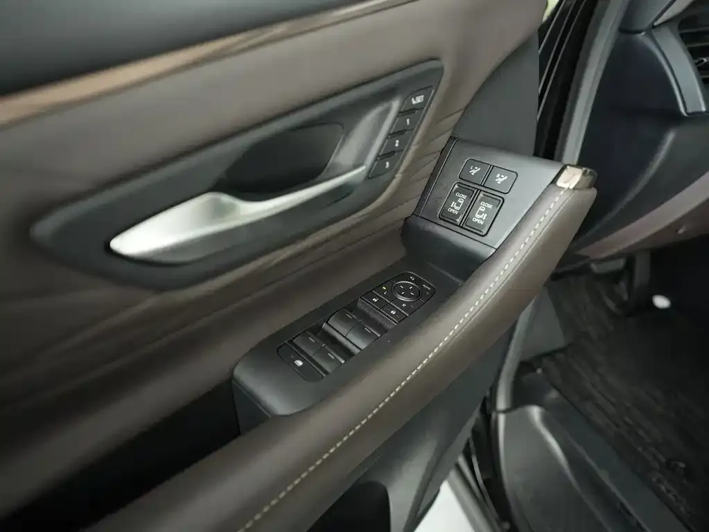 Toyota Alphard — фото 4