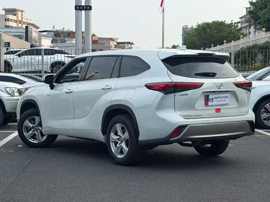 Toyota Highlander — фото 3