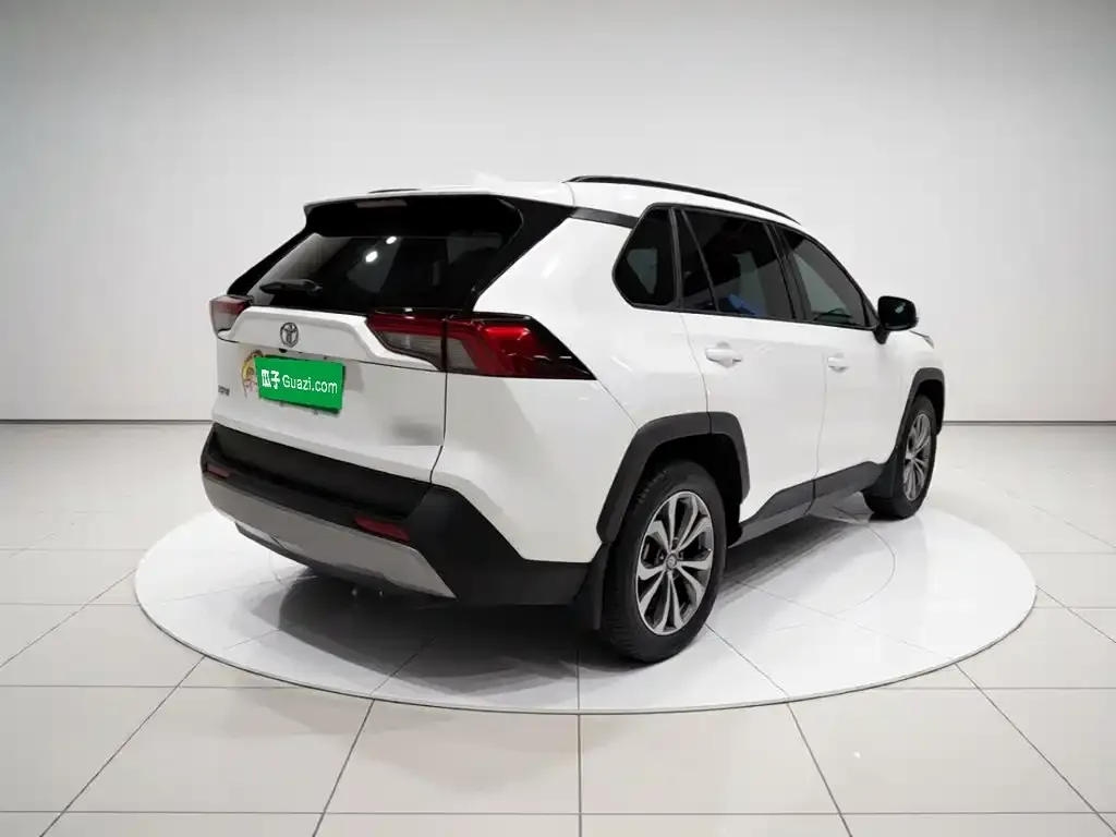 Toyota RAV4 — фото 8