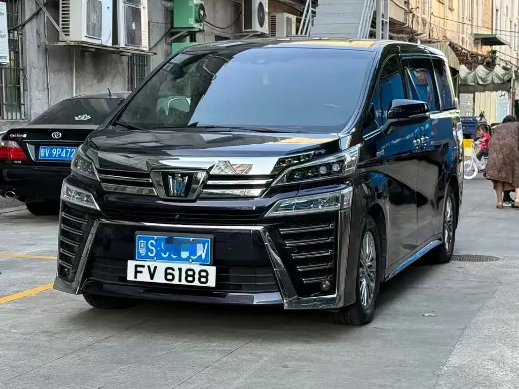 Toyota Vellfire — фото 1