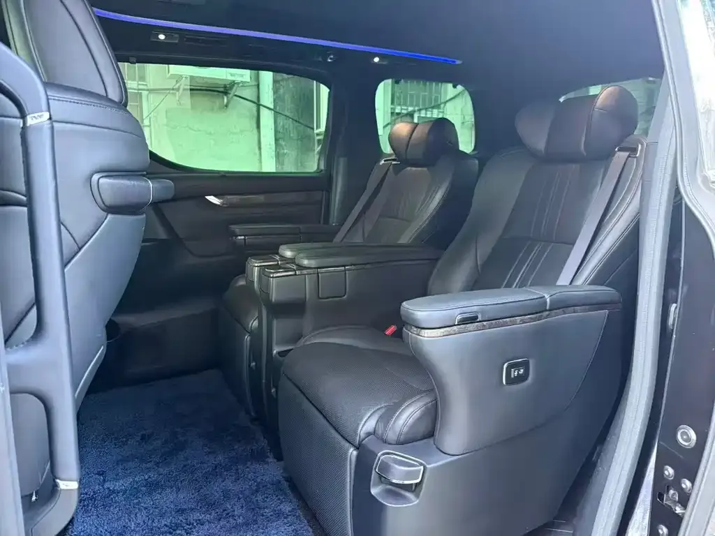 Toyota Vellfire — фото 2