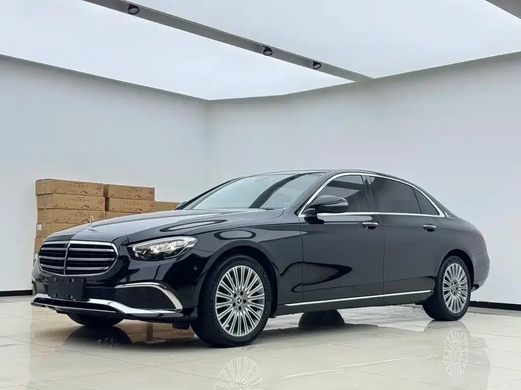 Mercedes-Benz E-Class — фото 1