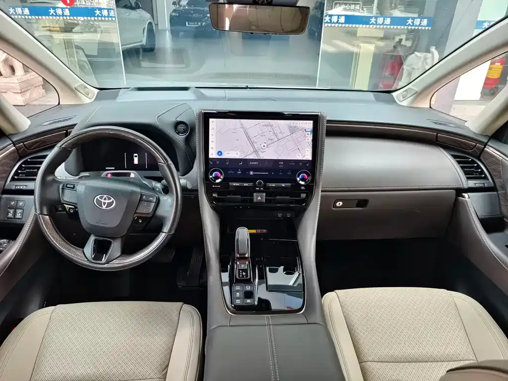 Toyota Alphard — фото 4