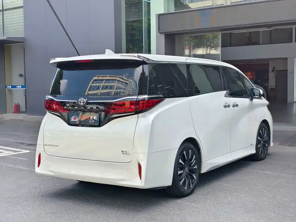 Toyota Alphard — фото 9