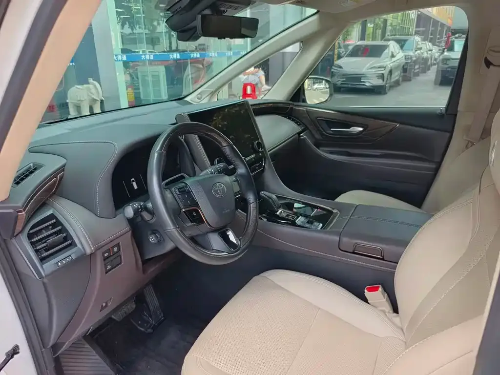 Toyota Alphard — фото 2