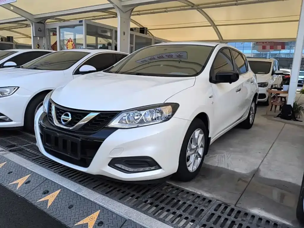 Nissan Tiida — фото 1