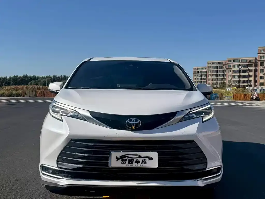 Toyota Sienna — фото 2