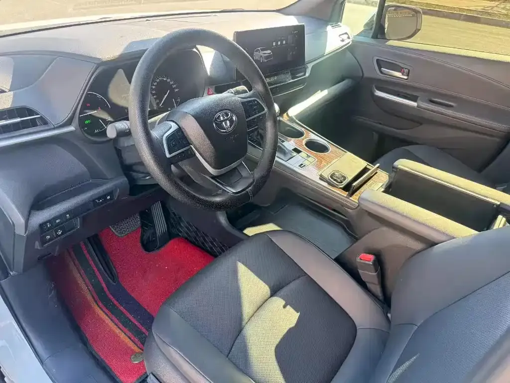 Toyota Sienna — фото 4