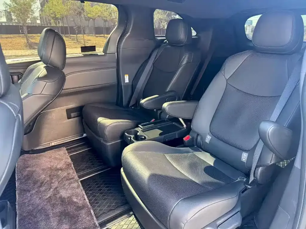 Toyota Sienna — фото 9