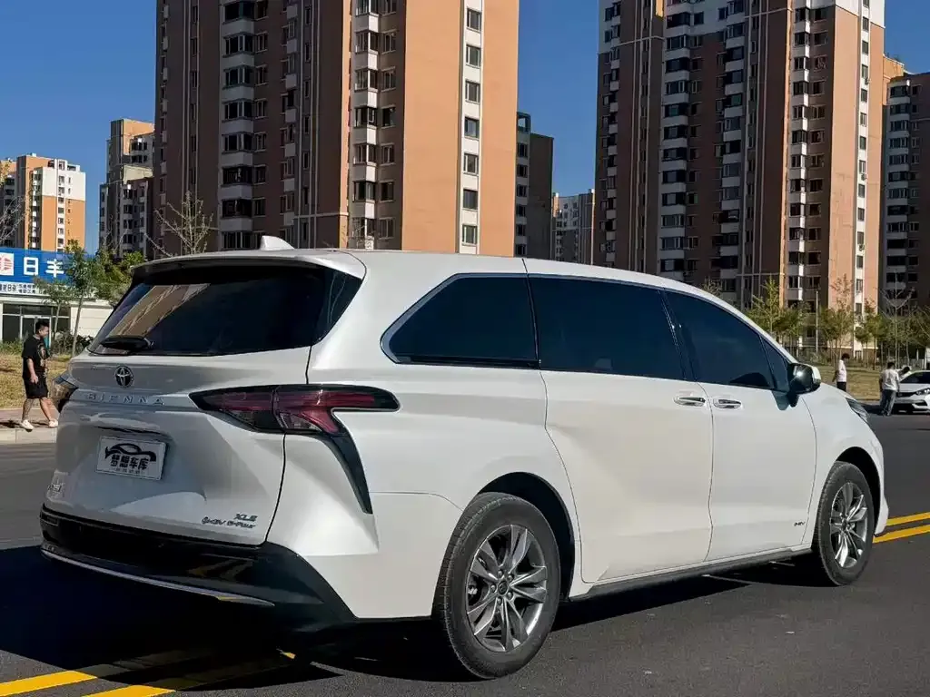 Toyota Sienna — фото 6